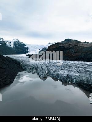 Vue aérienne par drone du glacier Svinafellsjokull, une partie du glacier Vatnajokull, au sud-est de l'Islande. Banque D'Images
