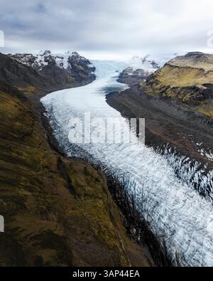 Vue aérienne par drone du glacier Svinafellsjokull, une partie du glacier Vatnajokull, au sud-est de l'Islande. Banque D'Images