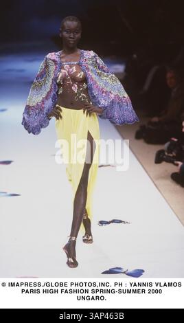 1 JANVIER 2011 - Â© IMAPRESS./ PH : YANNIS VLAMOS. PARIS HAUTE COUTURE PRINTEMPS-ÉTÉ 2000.UNGARO.(crédit image : © Globe photos/ZUMAPRESS.com) Banque D'Images