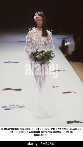 1 JANVIER 2011 - Â© IMAPRESS./ PH : YANNIS VLAMOS. PARIS HAUTE COUTURE PRINTEMPS-ÉTÉ 2000.UNGARO.(crédit image : © Globe photos/ZUMAPRESS.com) Banque D'Images