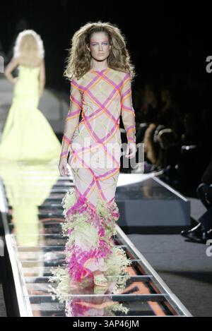 1 janvier 2011 - Â© IMAPRESS. PH : YANNIS VLAMOS. COLLECTIONS HAUTE COUTURE PARIS 2002. VERSACE..K23884.CREDIT IMAPRESS/(image crédit : © Globe photos/ZUMAPRESS.com) Banque D'Images