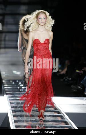 1 janvier 2011 - Â© IMAPRESS. PH : YANNIS VLAMOS. COLLECTIONS HAUTE COUTURE PARIS 2002. VERSACE..K23884.CREDIT IMAPRESS/(image crédit : © Globe photos/ZUMAPRESS.com) Banque D'Images