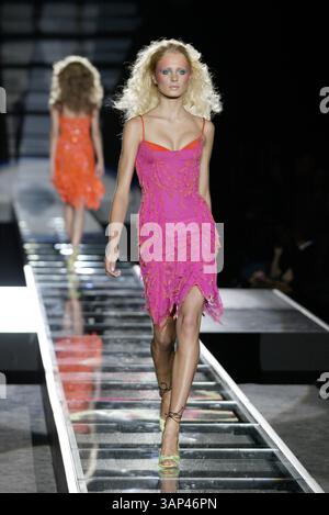 1 janvier 2011 - Â© IMAPRESS. PH : YANNIS VLAMOS. COLLECTIONS HAUTE COUTURE PARIS 2002. VERSACE..K23884.CREDIT IMAPRESS/(image crédit : © Globe photos/ZUMAPRESS.com) Banque D'Images