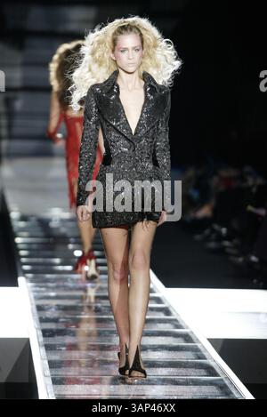 1 janvier 2011 - Â© IMAPRESS. PH : YANNIS VLAMOS. COLLECTIONS HAUTE COUTURE PARIS 2002. VERSACE..K23884.CREDIT IMAPRESS/(image crédit : © Globe photos/ZUMAPRESS.com) Banque D'Images