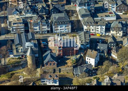 Luftbild, Stadtmauer mit Hexenturm, Evang. Kirche Olpe, OT Olpe Jugendzentrum und Kinderzentrum, Wohngebiet Frankfurter Straße, Olpe-Stadt, Olpe, Sauerland, Nordrhein-Westfalen, Deutschland ACHTUNGxMINDESTHONORARx60xEURO *** vue aérienne, mur de la ville avec tour de sorcière, église Evang Olpe, centre de jeunesse OT Olpe et centre pour enfants, quartier résidentiel Frankfurter Straße, Olpe ville, Olpe, Sauerland, Rhénanie du Nord-Westphalie, Allemagne ACHTUNGxMINDESTHONORARx60xEURO Banque D'Images