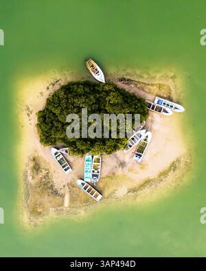 Vue aérienne des bateaux de pêche le long de la petite île le long de la côte, Progreso, Yucatan, Mexique. Banque D'Images