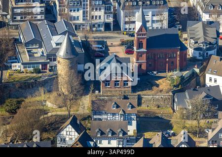 Luftbild, Stadtmauer mit Hexenturm und evang. Kirche Olpe, OT Olpe Jugendzentrum und Kinderzentrum, Olpe-Stadt, Olpe, Sauerland, Rhénanie-du-Nord-Westphalie, Deutschland ACHTUNGxMINDESTHONORARx60xEURO *** vue aérienne, muraille de la ville avec tour de sorcière et église Evang Olpe, OT Olpe centre de jeunesse et centre pour enfants, Olpe ville, Olpe, Sauerland, Rhénanie du Nord-Westphalie, Allemagne ATTENTIONxMINDESTHONORARx60xEURO Banque D'Images