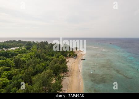 Vue aérienne de la ligne côtière transparente sur l'île de Lombok, Indonésie. Banque D'Images