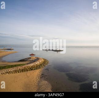Vue abstraite aérienne de la formation de pierre côtière faite par l'homme avec pagode et paysage marin, Pantai Karang, Bali. Banque D'Images