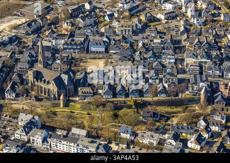 Luftbild, kath. Kirche. Martinus, Stadtmauer mit Engelsturm und Hexenturm, evang. Kirche Olpe, Wohngebiet Frankfurter Straße und Marktplatz, Olpe-Stadt, Olpe, Sauerland, Rhénanie-du-Nord-Westphalie, Deutschland ACHTUNGxMINDESTHONORARx60xEURO *** vue aérienne, église catholique St Martinus, mur de la ville avec tour d'ange et tour de sorcière, église evang Olpe, quartier résidentiel Frankfurter Straße et place du marché, Olpe ville, Olpe, Sauerland, Rhénanie du Nord-Westphalie, Allemagne ACHTUNGxMINDESTHONORARx60xEURO Banque D'Images