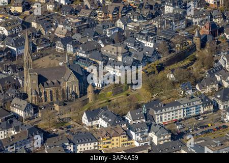 Luftbild, kath. Kirche. Martinus, Stadtmauer mit Engelsturm und Hexenturm, evang. Kirche Olpe, Wohngebiet Frankfurter Straße, Olpe-Stadt, Olpe, Sauerland, Nordrhein-Westfalen, Deutschland ACHTUNGxMINDESTHONORARx60xEURO *** vue aérienne, église catholique St Martinus, muraille de la ville avec tour d'ange et tour de sorcière, église evang Olpe, quartier résidentiel Frankfurter Straße, Olpe ville, Olpe, Sauerland, Rhénanie du Nord-Westphalie, Allemagne ACHTUNGxMINDESTHONORARx60xEURO Banque D'Images