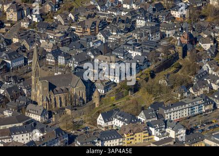 Luftbild, kath. Kirche. Martinus, Stadtmauer mit Engelsturm und Hexenturm, evang. Kirche Olpe, Wohngebiet Frankfurter Straße, Olpe-Stadt, Olpe, Sauerland, Nordrhein-Westfalen, Deutschland ACHTUNGxMINDESTHONORARx60xEURO *** vue aérienne, église catholique St Martinus, muraille de la ville avec tour d'ange et tour de sorcière, église evang Olpe, quartier résidentiel Frankfurter Straße, Olpe ville, Olpe, Sauerland, Rhénanie du Nord-Westphalie, Allemagne ACHTUNGxMINDESTHONORARx60xEURO Banque D'Images