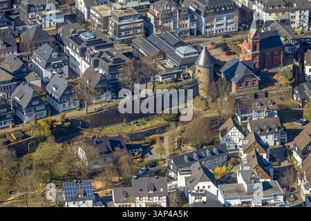 Luftbild, Stadtmauer mit Hexenturm, Evang. Kirche Olpe, OT Olpe Jugendzentrum und Kinderzentrum, Wohngebiet Frankfurter Straße, Olpe-Stadt, Olpe, Sauerland, Nordrhein-Westfalen, Deutschland ACHTUNGxMINDESTHONORARx60xEURO *** vue aérienne, mur de la ville avec tour de sorcière, église Evang Olpe, centre de jeunesse OT Olpe et centre pour enfants, quartier résidentiel Frankfurter Straße, Olpe ville, Olpe, Sauerland, Rhénanie du Nord-Westphalie, Allemagne ACHTUNGxMINDESTHONORARx60xEURO Banque D'Images