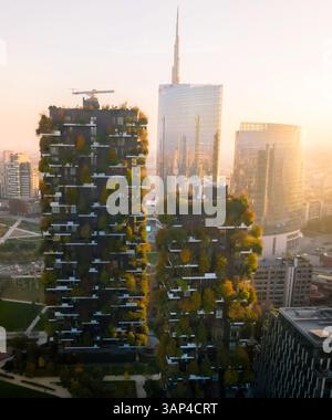 Vue aérienne de Bosco verticale, Porto Nuova, Milan Italie, au coucher du soleil au printemps. Banque D'Images
