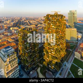Vue aérienne de Bosco verticale, Porto Nuova, Milan Italie, au coucher du soleil au printemps. Banque D'Images