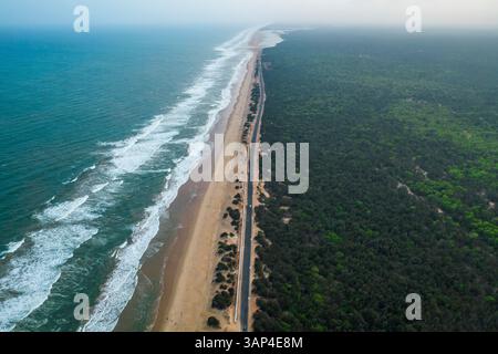 Vue aérienne de la plage de sable de Chandrabhaga le long de la baie du Bengale, Konark, Odisha, Inde. Banque D'Images