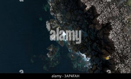 Vue aérienne d'une plage de Corran avec colonnes de basalte, Staffin, île de Skye, Écosse. Banque D'Images