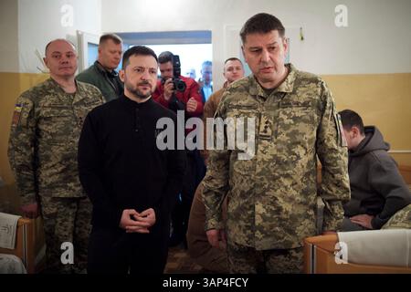 Odessa, Ukraine. 15 avril 2025. Le président ukrainien Volodymyr Zelenskyy écoute un guerrier blessé lors d’une visite d’un hôpital militaire traitant des blessés de première ligne, le 15 avril 2025 à Odessa, en Ukraine. Crédit : Présidence ukrainienne/Bureau de presse présidentiel ukrainien/Alamy Live News Banque D'Images