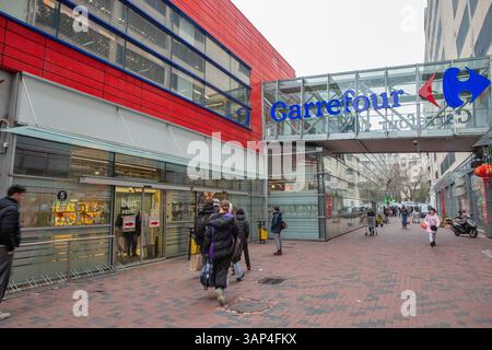 Bucarest, Roumanie - 31 décembre 2024 : visite de la multinationale française Carrefour. C'est une multinationale française de vente au détail et de gros Banque D'Images