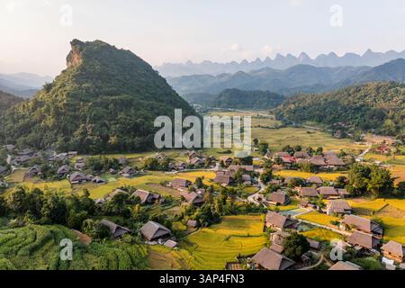 Vue aérienne du village de Ha Giang parmi les montagnes, Vietnam. Banque D'Images