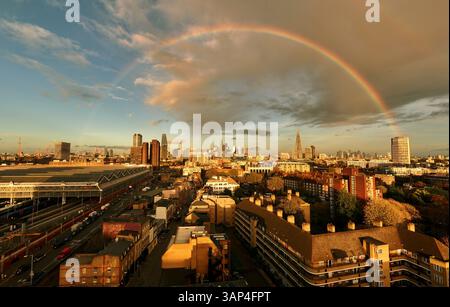 Vue aérienne du paysage urbain au coucher du soleil avec arc-en-ciel sur Waterloo, Lambeth, Londres, Angleterre. Banque D'Images
