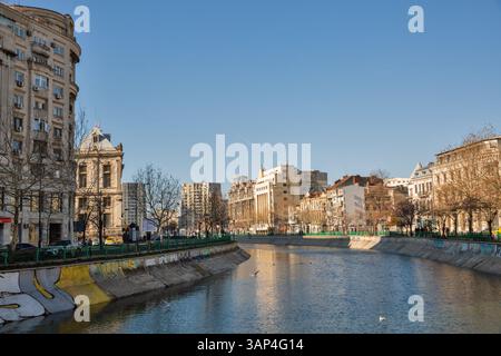 Bucarest, Roumanie - 31 décembre 2024 : paysage urbain avec place de l'indépendance et rivière Dambovita dans le centre-ville. Banque D'Images