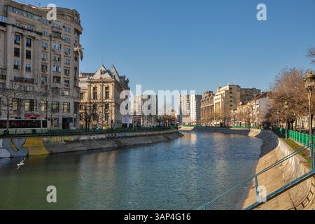 Bucarest, Roumanie - 31 décembre 2024 : paysage urbain avec place de l'indépendance et rivière Dambovita dans le centre-ville. Banque D'Images