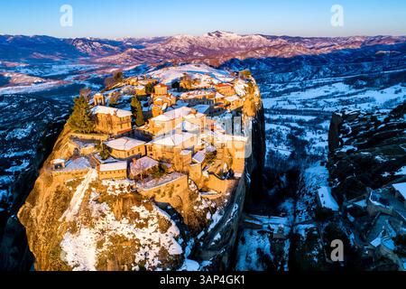 Vue aérienne du monastère Saint orthodoxe oriental du Grand Météoron. Ce monastère érigé au milieu du XIVe siècle est le plus grand du M. Banque D'Images