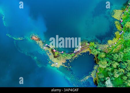 Vue aérienne du lac Malo Plivsko dans la soirée, Jajce, Bosnie-Herzégovine. Banque D'Images