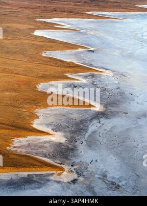 Vue aérienne des dunes de sable dans le désert de Simpson, Australie méridionale, Australie. Banque D'Images