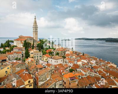 Vue aérienne de l'église Sainte Eufemia à Rovinj, une petite ville caractéristique le long de la côte au coucher du soleil, Istrie, Croatie. Banque D'Images