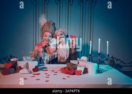 Couple aime la fête à thème dans des costumes historiques avec une ambiance aux chandelles Banque D'Images