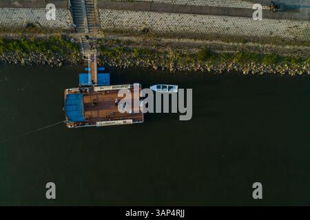Vue aérienne d'un ferry de passagers le long de la rivière Drava à Osijek, Croatie. Banque D'Images