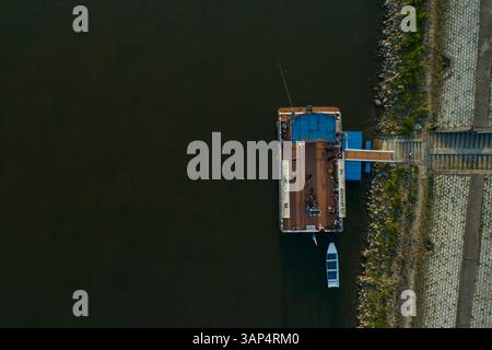 Vue aérienne d'un ferry de passagers le long de la rivière Drava à Osijek, Croatie. Banque D'Images