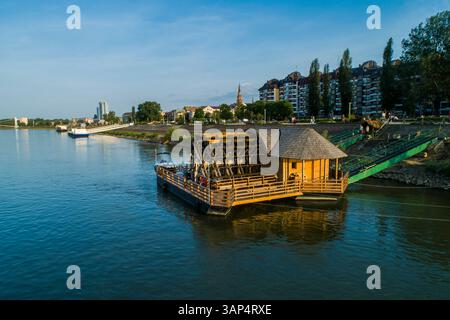 Vue aérienne d'un arrêt de ferry le long de la rivière Drava à Osijek, Croatie. Banque D'Images