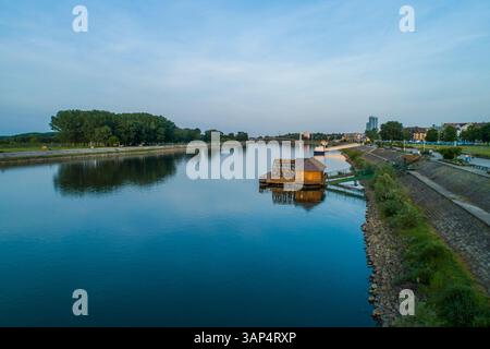 Vue aérienne d'un arrêt de ferry le long de la rivière Drava à Osijek, Croatie. Banque D'Images