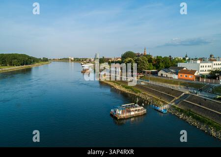 Vue aérienne d'un arrêt de ferry le long de la rivière Drava à Osijek, Croatie. Banque D'Images