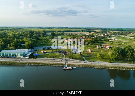Vue aérienne d'un ferry de passagers le long de la rivière Drava à Osijek, Croatie. Banque D'Images