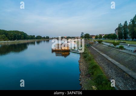 Vue aérienne d'un arrêt de ferry le long de la rivière Drava à Osijek, Croatie. Banque D'Images
