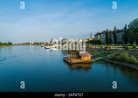 Vue aérienne d'un arrêt de ferry le long de la rivière Drava à Osijek, Croatie. Banque D'Images