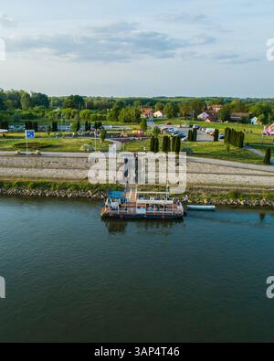 Vue aérienne d'un ferry de passagers le long de la rivière Drava à Osijek, Croatie. Banque D'Images