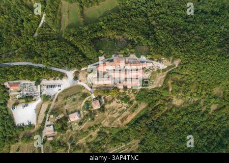 Vue aérienne de haut en bas de Hum, l'une des plus petites villes du monde sur une colline en Istrie, Croatie. Banque D'Images
