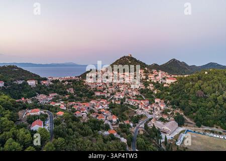 Vue aérienne panoramique de Lastovo, une petite ville au sommet d'une colline près de la côte, province de Dubrovnik, Croatie. Banque D'Images