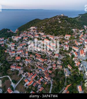 Vue aérienne panoramique de Lastovo, une petite ville au sommet d'une colline près de la côte, province de Dubrovnik, Croatie. Banque D'Images