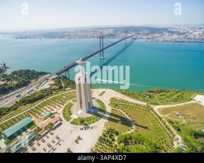 Vue aérienne du Sanctuaire du Christ Roi surplombant Lisbonne et le pont 25 de Abril reliant Lisbonne et Almada. Banque D'Images