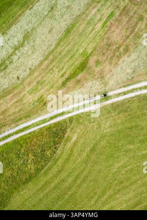 Vue aérienne de cyclistes sur une piste de terre dans la vallée de Soca, Slovénie. Banque D'Images