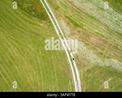 Vue aérienne de cyclistes sur une piste de terre dans la vallée de Soca, Slovénie. Banque D'Images