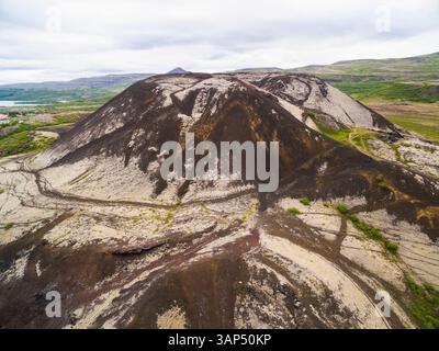 Vue aérienne du cratère du volcan Grabrok, Bifrost, Vesturland, Islande. Banque D'Images