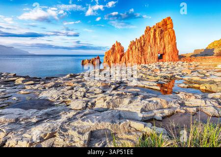 Vue imprenable sur Red Rocks (Rocce Rosse) à Arbatax. Lieu : Arbatax, Province of Ogliastra, Capo Bellavista, Sardaigne, Italie, Europe Banque D'Images