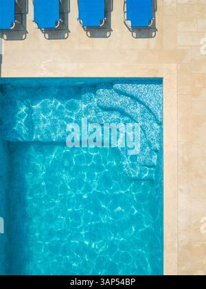 Vue aérienne abstraite de la piscine et des chaises longues à Sumartin, Brac, Croatie. Banque D'Images